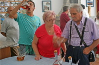 Miembros del jurado degustando los diversos caldos.