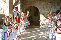 Pasillo de danzadores esperando a San Miguel