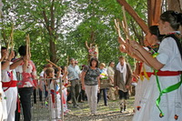 San Miguel entrando en la iglesia