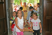 San Miguelito entrando en la iglesia