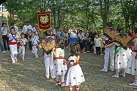 Danzadores infantiles ejecutando una danza