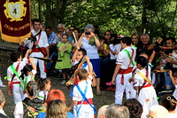 Danzadores infantiles con los pañuelos arriba