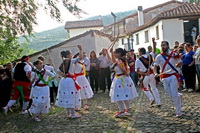 Danzadores ejecutando las danzas