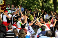 Danzadores con los palos en alto