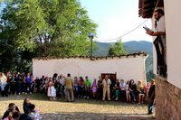 Subastador con botella de vino