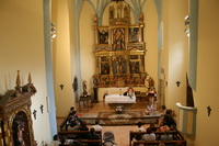 Interior de la iglesia con los confirmantes