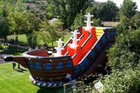Hinchable con forma de barco.
