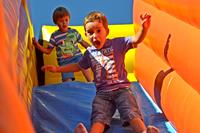 Niño lanzándose por el hinchable.