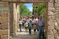 Gaiteros y gente en el cobro de la limosna.