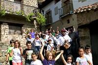Todos bailando, calle abajo.