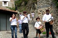 Músicos tocando los instrumentos.