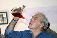 Con el porrón en alto.