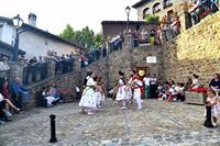 Plaza con público y danzadores.