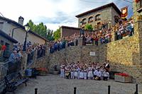 Plaza llena de gente con los brazos en alto.