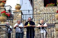 Subastador con un producto en las manos.