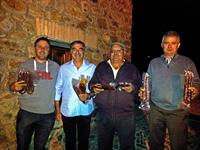 Cuatro museros con sus trofeos.