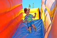 Niño descendiendo por el hinchable.