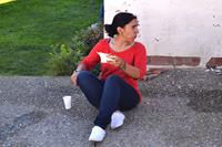 Chica degustando el bollo.