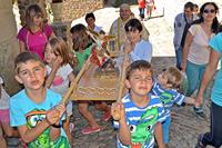 Niños con las andas de San Miguelito