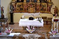 Cura leyendo en el atril.