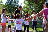 Niños en los juegos infantiles.
