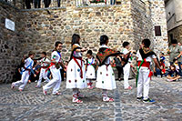 Niños ejecutando la danza del pañuelo.