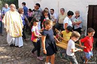 Niños con San Miguelito.