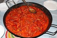 Cazuela de cangrejos con tomate.