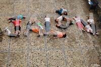 Niños en el suelo escribiendo con su cuerpo.