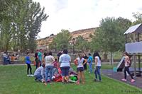 Gente echando una mano a recoger el hinchable.