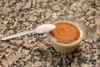 Copa de natillas con galleta.