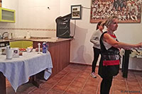 Cocinera con su pinche, en la cocina.