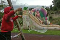 Niño en el taller de pompas