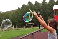 Niña en el taller de pompas