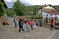 Niños ensayando las danzas