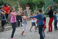Niños ensayando otra danza con palos