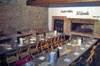 Asador y mesas preparadas para cenar