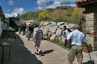 Voluntarios descargando leña