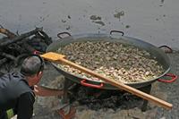 Cocinero preparando el fuego