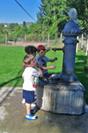 Niños refrescándose en la fuente