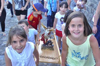 Niños llevando a San Miguelito