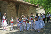Niños ejecutando las danzas