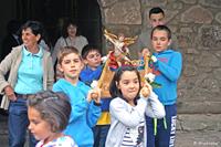 Niños con las andas al hombro