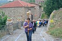 Procesión subiendo hacia la iglesia