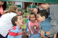 Con manos a la espalda, a comer