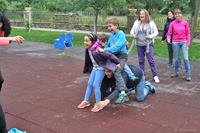 Adulto reptando por debajo de las piernas