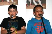 Niños frente al micrófono