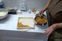 Cocinera preparando su empanada