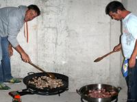 Cocineros con paelleras