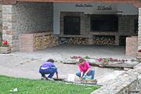 Chicas fregando cazuelas
